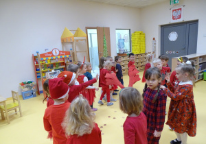 29 Dzieci w kole tańczą do piosenki.